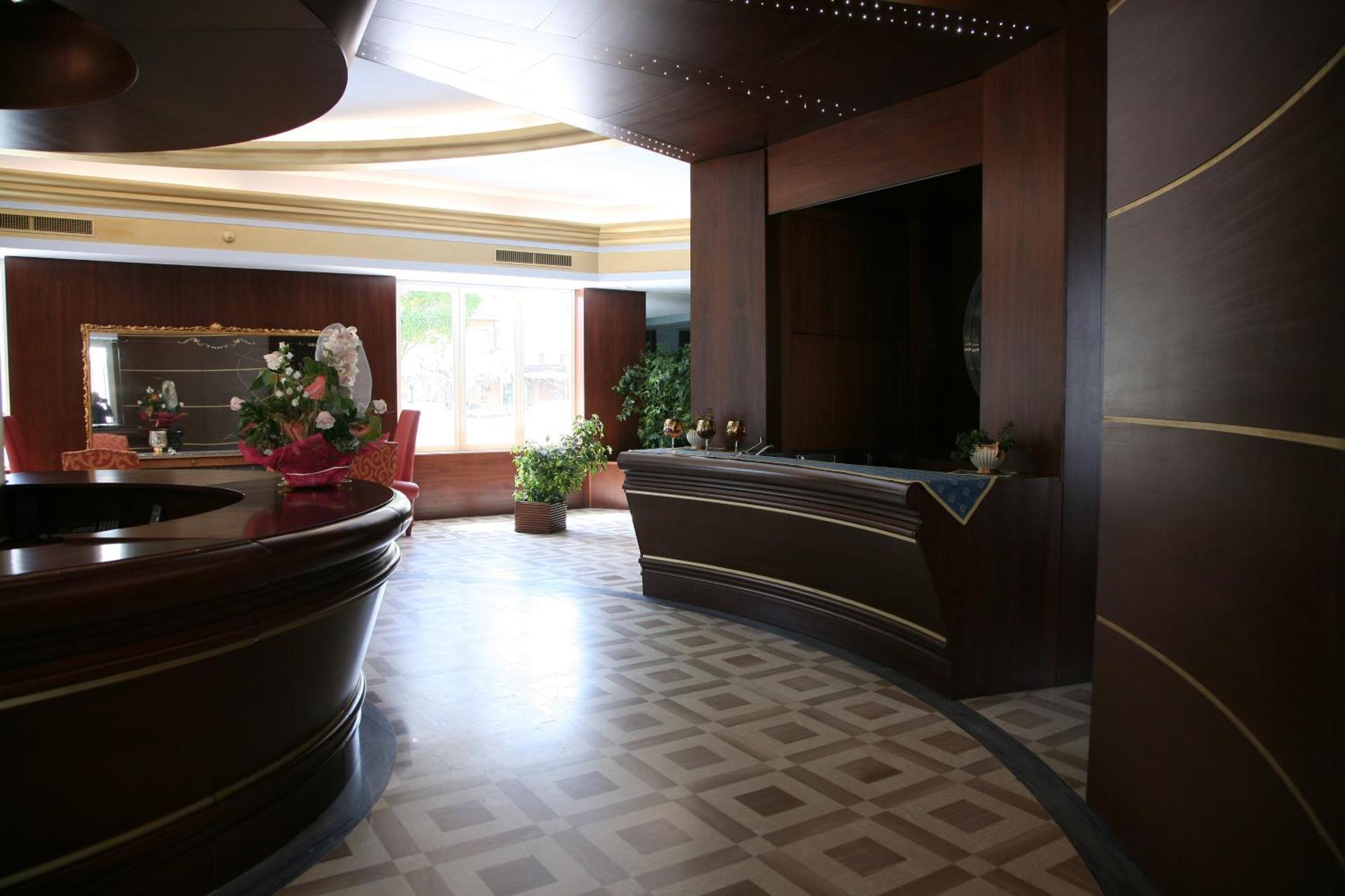 ואסטו Hotel Royal מראה חיצוני תמונה